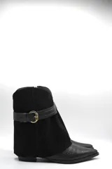 Bota corta de diseño sofisticado que combina texturas. Presenta puntera en cuero grabado tipo croco y caña en gamuza suave. Incluye una correa decorativa con hebilla metálica en el tobillo y taco bajo.