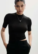 Camiseta negra de corte ajustado, con cuello perkins y mangas cortas.