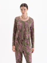 Remera de manga larga con cuello redondo, confeccionada en tejido de punto con estampado floral en tonos verdes y rosados.