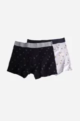 Pack de dos boxers con cintura elastizada, uno color verde militar con estampado de cruces y otro gris con estampado de veleros.