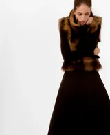 Falda larga color marrón oscuro, de corte acampanado y diseño fluido.