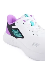 Championes de running Umbro, color blanco con detalles en negro, lila y turquesa.