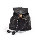 Mochila negra con solapa superior con hebilla dorada, bolsillo frontal con cierre y cordón ajustable.