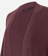 Cardigan largo de punto color negro, con diseño abierto frontal, mangas largas y bolsillos laterales. Presenta un corte regular y acabado liso.