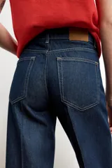 Jeans de tiro alto con diseño de cinco bolsillos, corte recto y raya planchada en el delantero y la espalda. Cierre frontal con cremallera y botón.