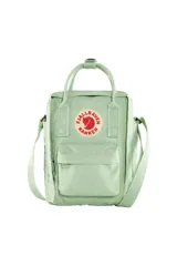Bandolera Fjallraven Kanken Sling color verde claro, confeccionada en Vinylon F, con logo reflectivo, correa ajustable, compartimento principal con cierre, bolsillo interno y bolsillo trasero con cierre.