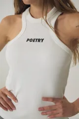 Musculosa de morley color blanco, con escote estilo halter y detalle de texto bordado en negro en el pecho.