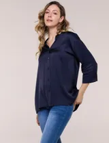Camisa de satén azul marino con cuello mao, escote en V y mangas tres cuartos con hombro caído. Presenta silueta holgada, cierre frontal con botones y ruedo asimétrico.