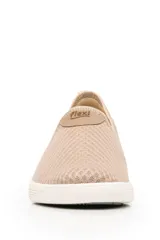 Slip on de malla color beige, con suela blanca.
