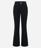 Pantalón negro de sarga con corte flare, tiro alto y cierre frontal con botón y cremallera. Presenta bolsillos delanteros y traseros.