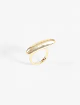 Anillo dorado con forma ovalada.