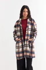Tapado de paño con diseño a cuadros en tonos marrón, beige, azul y naranja, de corte oversize con solapas clásicas, bolsillos frontales aplicados y cierre de botones.