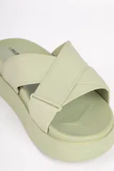 Sandalias negras con tiras cruzadas y plataforma de 5cm.