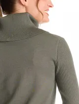 Buzo de punto color bordó con cuello volcado amplio y mangas largas. Presenta una costura central vertical en el frente y diseño con tajos laterales en el ruedo, siendo ligeramente más largo en la parte posterior.