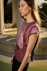 Top estampado de algodón con escote redondo y botonadura frontal con botones forrados.