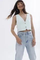 Pantalón de jean celeste de corte recto.