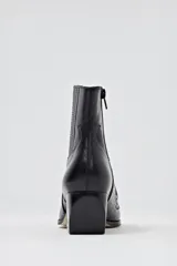 Bota corta de cuero vacuno color chocolate con textura tipo cocodrilo, diseño de estilo texano con costuras decorativas y taco cuadrado de madera.