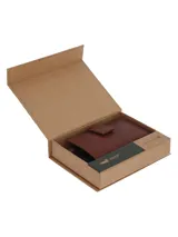 Billetera tipo tarjetero de cuero marrón, con cierre a presión y logo grabado de un pato en la parte inferior.