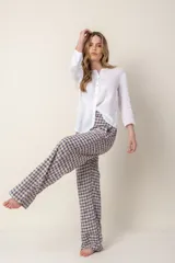 Pantalón de corte amplio con estampado a cuadros y flores en tonos beige y lila.