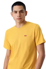 Remera de algodón color amarillo con cuello redondo, mangas cortas y logo pequeño de Levi's bordado en el pecho.