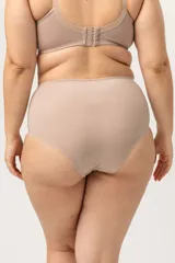 Bombacha modeladora tiro alto color piel, confeccionada con tela de lycra reforzada.