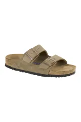 Sandalias Birkenstock Arizona con plantilla anatómica acolchada, capellada de gamuza color marrón claro y hebillas de metal.