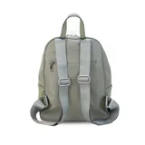 Mochila roja de nylon resistente con detalle en simil cuero. Tiene cierre principal, bolsillo frontal, bolsillo trasero con cierre y bolsillos laterales. Las correas son a tono.