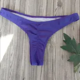 Bombacha de bikini tipo colaless con diseño plisado en el centro, confeccionada en tejido elástico.