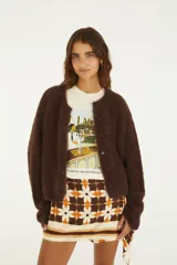 Cardigan básico de punto marrón, con textura suave y cierre frontal de botones.
