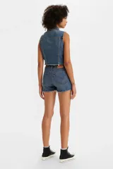 Short de jean de tiro alto con diseño de cinco bolsillos y ruedo deshilachado. Presenta un lavado azul clásico con efecto desgastado.