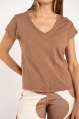 Remera negra de algodón con cuello en V y corte oversize.