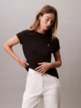 Remera de algodón regenerativo con cuello redondo y manga corta. Presenta un diseño clásico de corte regular con el logo de Calvin Klein bordado en pequeño en el pecho.