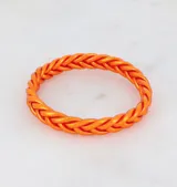Pulsera elástica trenzada color naranja.
