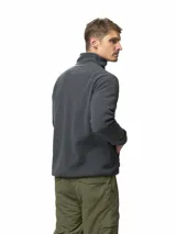 Buzo de polar gris oscuro con cuello alto y medio cierre frontal. Presenta un bolsillo en el pecho con cierre y detalles en nylon, además de bolsillos laterales con cierre.