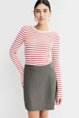Remera de manga larga con cuello redondo y bajo recto, confeccionada en punto acanalado a rayas rojas y blancas.