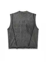 Musculosa sin mangas color gris oscuro con efecto lavado y bordes deshilachados. Presenta un estampado en relieve en el frente con texto en mayúsculas.