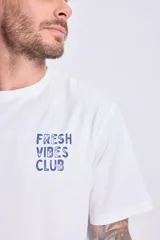 Remera blanca de corte oversize con estampa azul en la espalda que incluye dos limones y el texto "Sorrento Fresh Vibes Club".