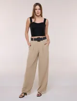 Pantalón wide leg blanco con finas rayas verticales oscuras, tiro alto, bolsillos laterales y pinzas frontales. Incluye un cinturón trenzado de rafia con hebilla rectangular.