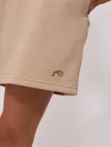 Short de tiro alto confeccionado en tejido de algodón y poliéster, con cintura elástica y bordado pequeño en la parte inferior.