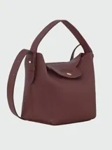 Cartera bucket de cuero marrón texturizado, con solapa frontal con cierre de botón a presión metálico dorado, asa corta superior y correa cruzada ajustable.