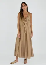 Vestido largo de tirantes finos, con escote en V decorado con volados frontales. Presenta un corte holgado y fluido.