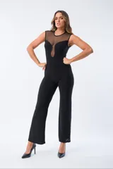 Mono largo negro con escote de tul transparente y corte entallado.