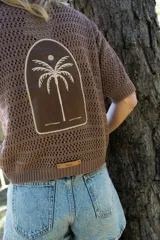 Saco de tejido abierto con aplique central de cuero natural bordado con diseño de palmera.