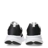 Championes urbanos Umbro modelo Dash, color negro con detalles en blanco. Presentan una combinación de malla y material sintético en la capellada, con el logo de la marca en el lateral y en la lengüeta, montados sobre una entresuela blanca de diseño robusto.