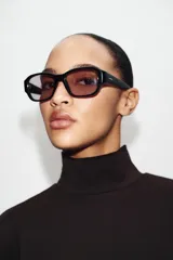 Vestido corto de tejido de punto elástico con cuello alto, manga larga y cierre posterior con cremallera.