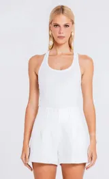 Musculosa de tejido canelado en tono gris melange, con calce ajustado al cuerpo y diseño minimalista.