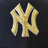 Gorra New Era modelo 59FIFTY de los New York Yankees, color negro con el logo del equipo bordado en hilo dorado en el frente. Diseño de visera plana y estructura cerrada.