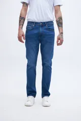 Jean azul de corte slim fit, con cintura media y cierre con botón y cremallera.