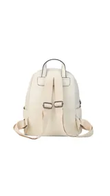 Mochila negra combinada con nobuck, bolsillo amplio adelante con broche y cierre, bolsillos en los costados, asas regulables y bolsillos internos.