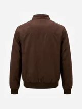 Campera de estilo casual confeccionada en tejido tipo gamuza color marrón, con cierre frontal completo, cuello alto y puños elásticos acanalados.